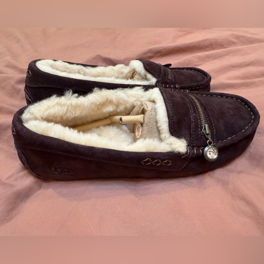 NWOT UGG Women’s Ansley Charm Brown Moccasins